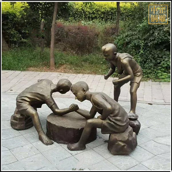 三個小男孩公園掰手腕銅雕塑.jpg
